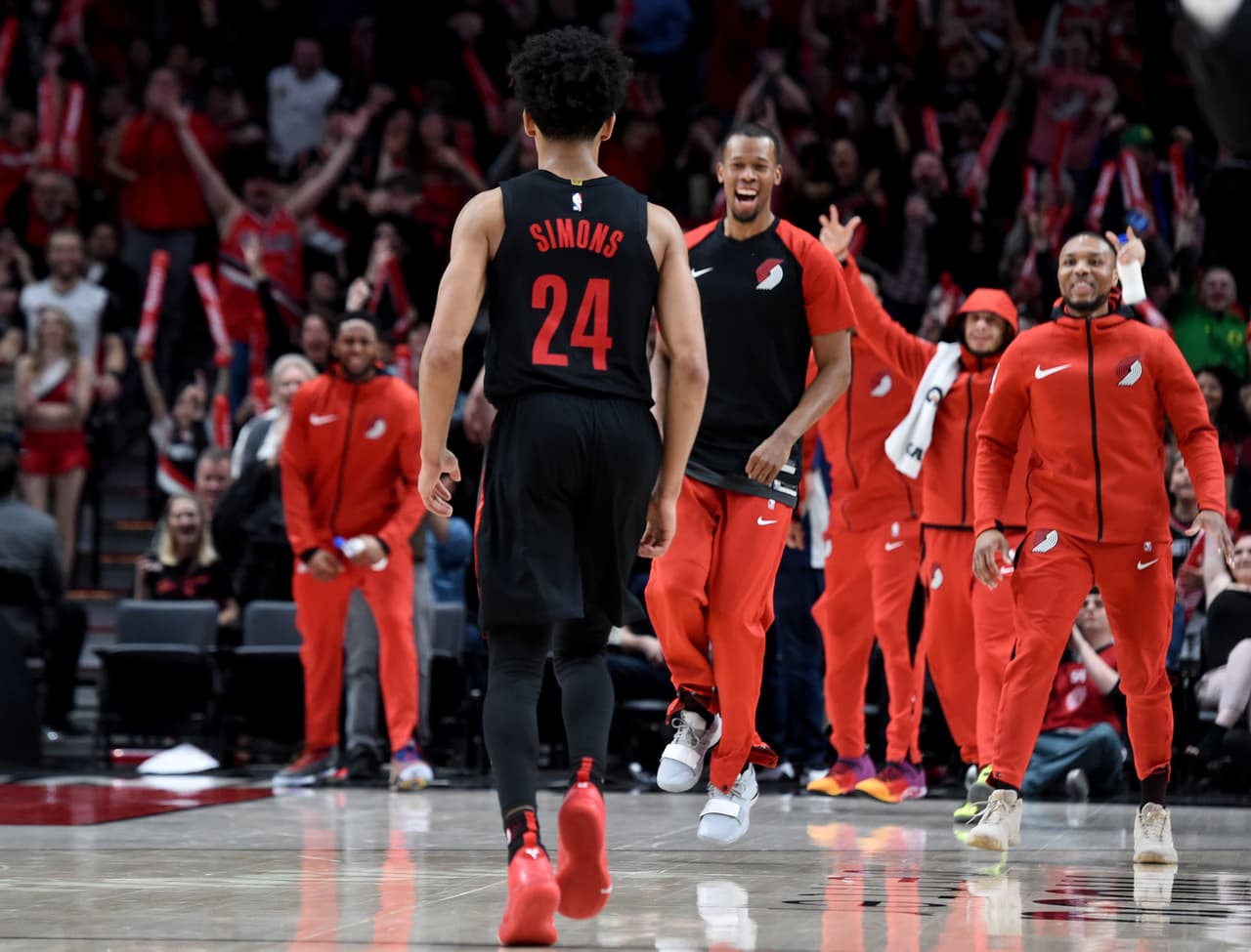 Kings 131-136 Trail Blazers: el tercer lugar del Oeste quedó en manos de Portland, que para este último juego cuidó a varias figuras. A pesar de eso Anfernee Simons fue el mejor de la noche en el Moda Center con 37 puntos.