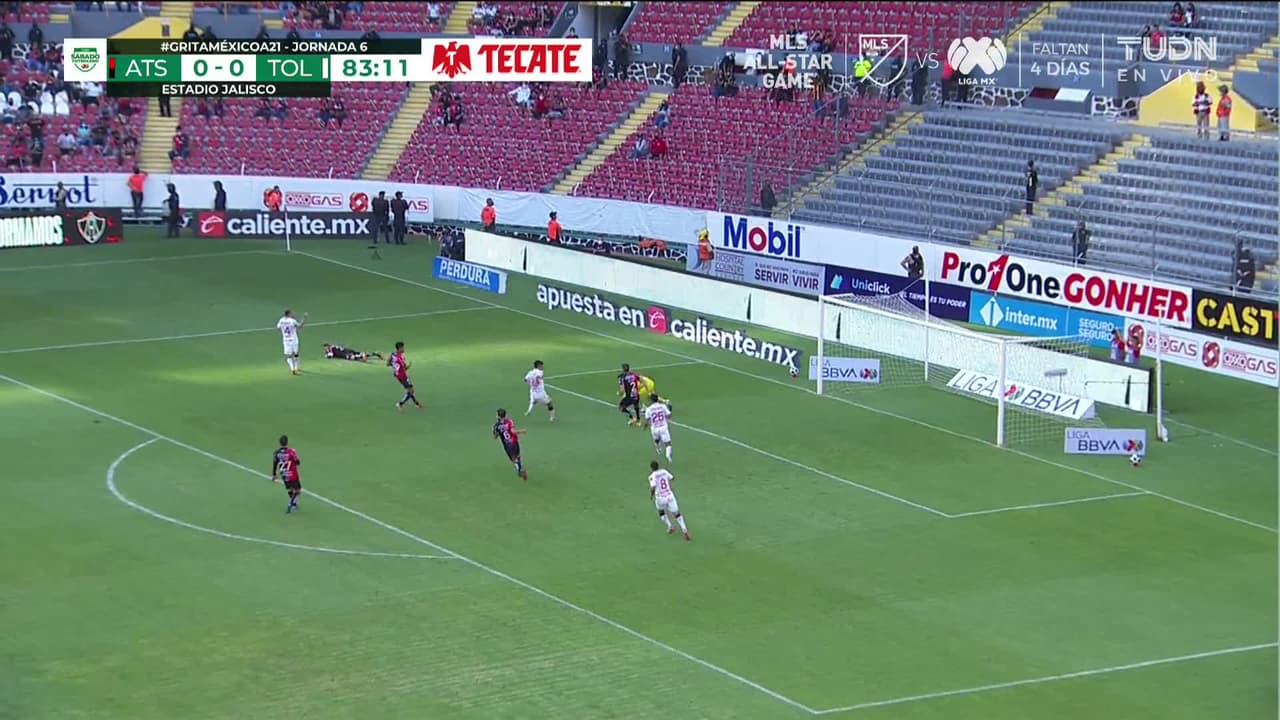 ¡TIRO ATAJADO! disparo por Rubens Sambueza.