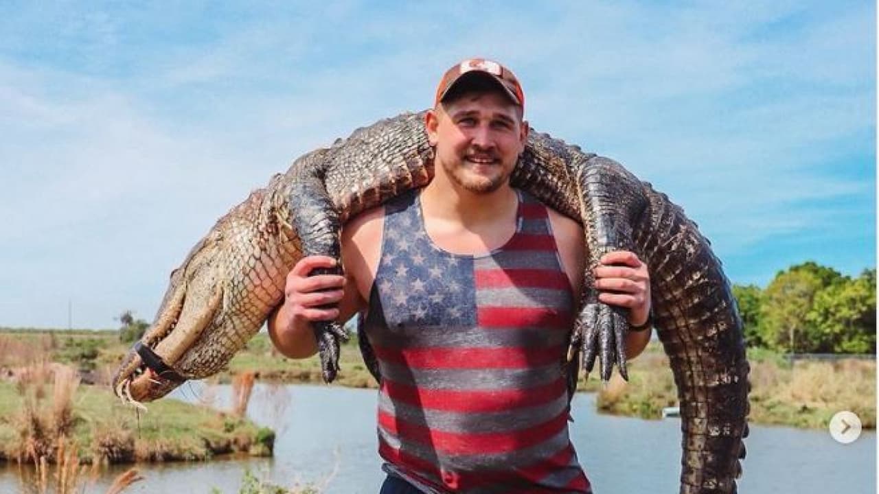 Estrella de la NFL caza un caimán y lo presume en redes sociales
