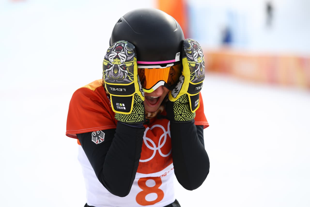 A ello le sumó unos guantes con un felino que se veía en sus puños, detalle que se prolongaba hasta las muñecas.