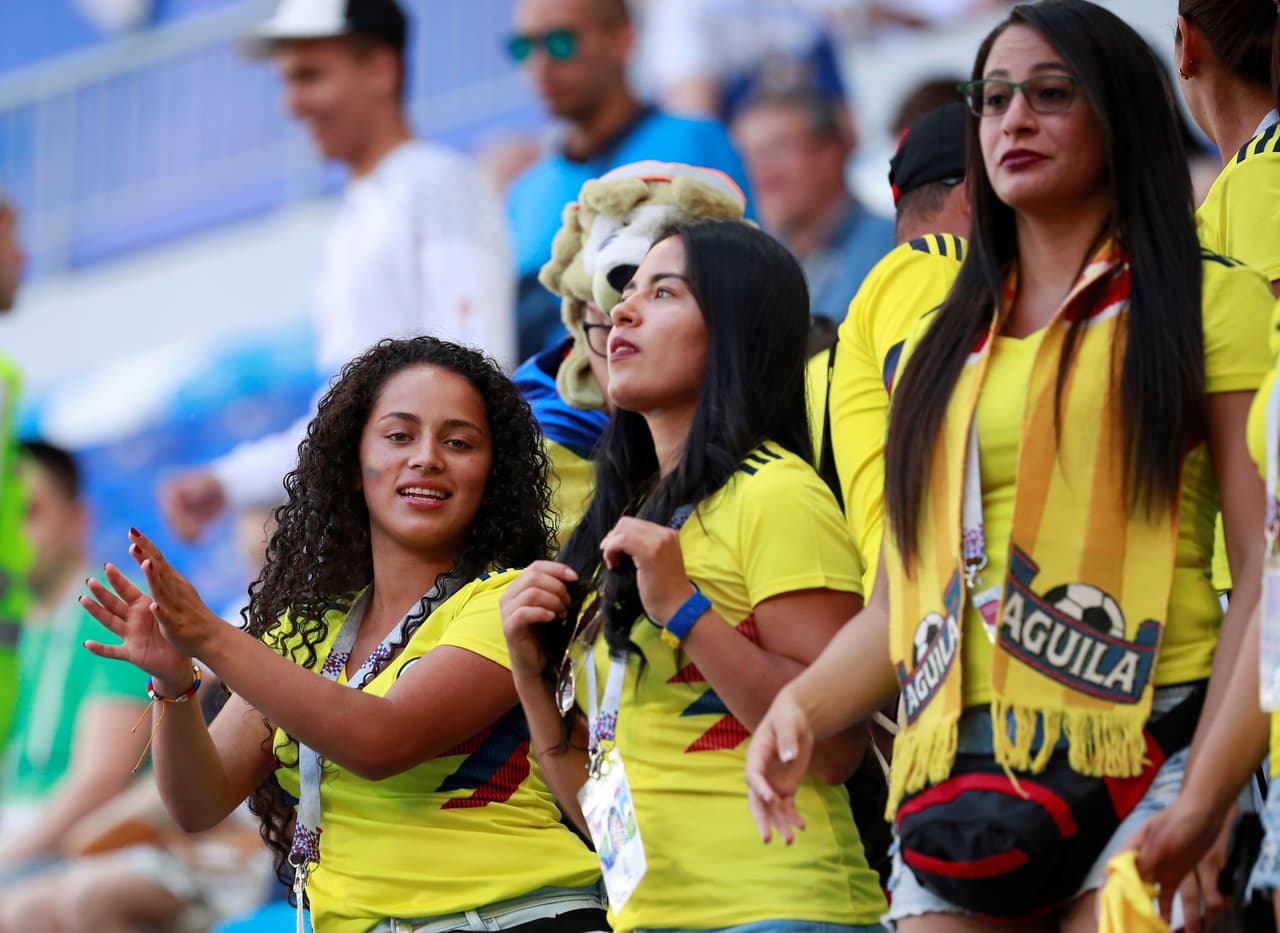 MUN45-25. SAMARA (RUSIA), 28/06/2018.- Aficionados colombianos antes del inicio del partido Senegal-Colombia, del Grupo H del Mundial de Fútbol de Rusia 2018, en el Samara Arena de Samara, Rusia, hoy 28 de junio de 2018 (RUSSIA SOCCER FIFA WORLD CUP, Senegal, Colombia, Samara). EFE/José Méndez [ATENCIÓN EDITORES: Sólo Uso editorial. Prohibido su uso en referencia con entidad comercial alguna. Prohibido su uso en alertas, descargas o mensajería multimedia en móviles. Las imágenes deberán aparecer como fotografías congeladas y no podrán emular la acción del juego mediante secuencias o fotomontajes. Ninguna imagen publicada podrá ser alterada, mediante texto o imagen superpuesta, en el caso de que (a) intencionalmente oculte o elimine el logotipo de un patrocinador o (b) añada y/o cubra la identificación comercial de terceras partes que no esté oficialmente asociada con la Copa Mundial de la FIFA.]