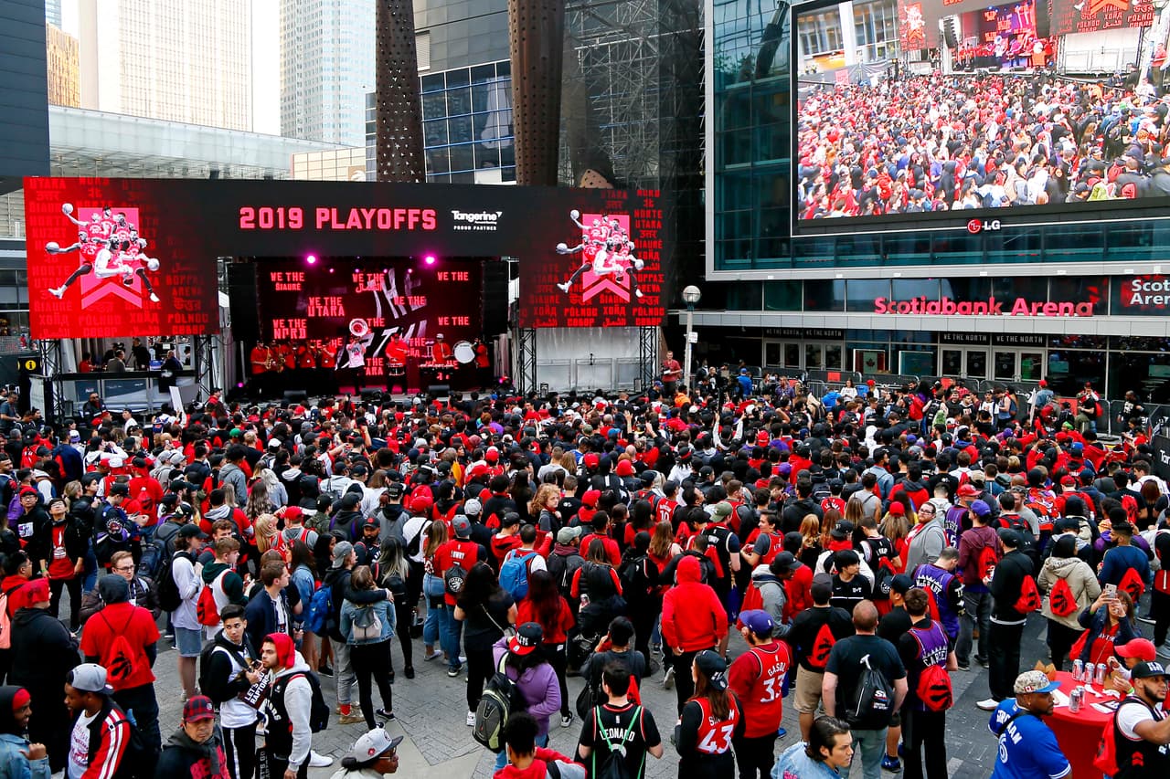 Un ambiente inmejorable el que se vivía en Toronto por el histórico arribo de sus Raptors a unas Finales de la NBA por vez primera. Dentro y fuera de Scotiabank Arena los aficionados se congregaron para estar presentes en el Juego 1 de las Finales y le aportaron mucho color a la previa del primer juego de la serie que tendrá su segunda cita el domingo próximo.