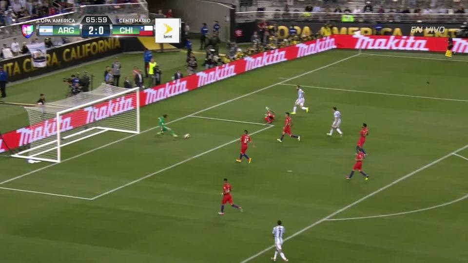 Uyy!! Gonzalo Gerardo Higuaín dispara y para el portero