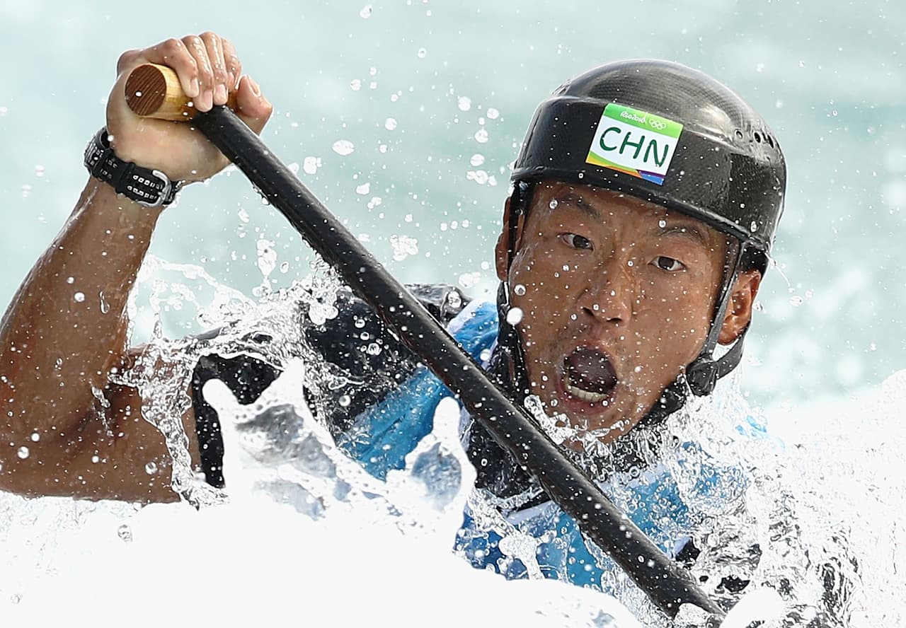 Este competidor chino se ha dado cuenta en plena competencia, que los obstáculos están más difíciles de lo que él creía.