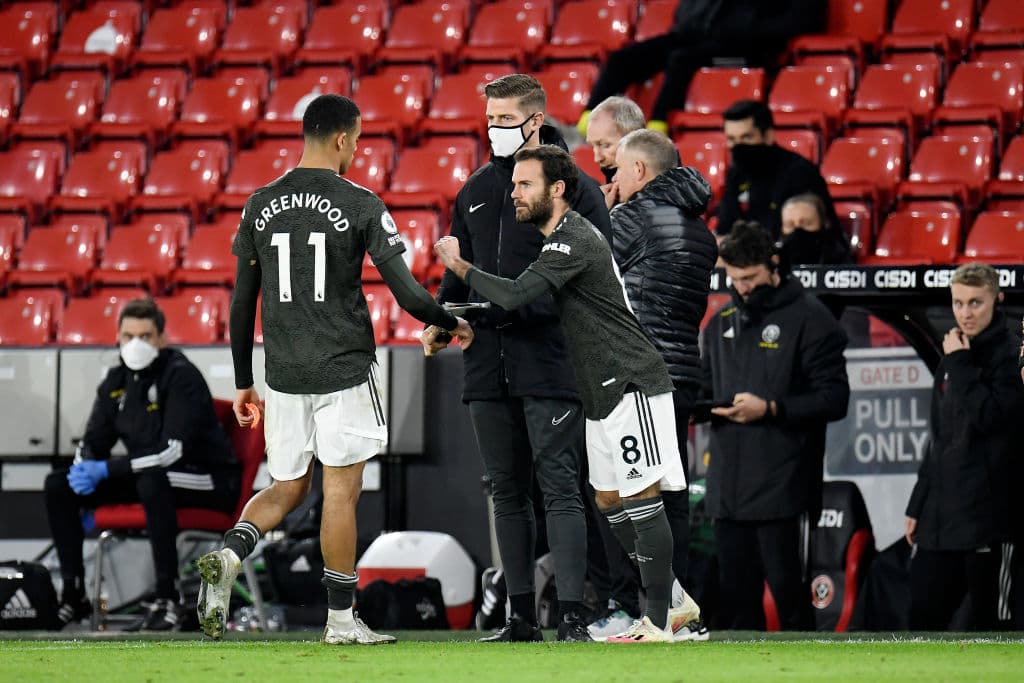 Tras la victoria 2-3 sobre Sheffield, Manchester United cierra la jornada con 23 unidades, sólo a cinco de diferencia con el puntero de la Premier League.