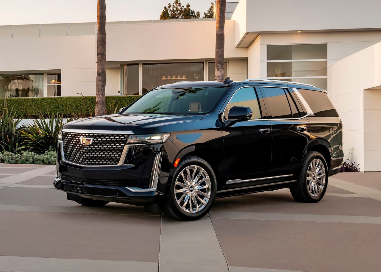 En cuanto a su desempeño, la enorme camioneta de 5,992 libras (2,718 kilos) puede alcanzar las 60 mph (98 km/h) en 7.8 segundos y una velocidad máxima limitada en 110 mph (177 km/h). Por último, en el caso de que Cristiano desee remolcar un bote o van de caballos, solo tendría que asegurarse de no superar las 7,600 lbs (3,447 kgs).
<br>