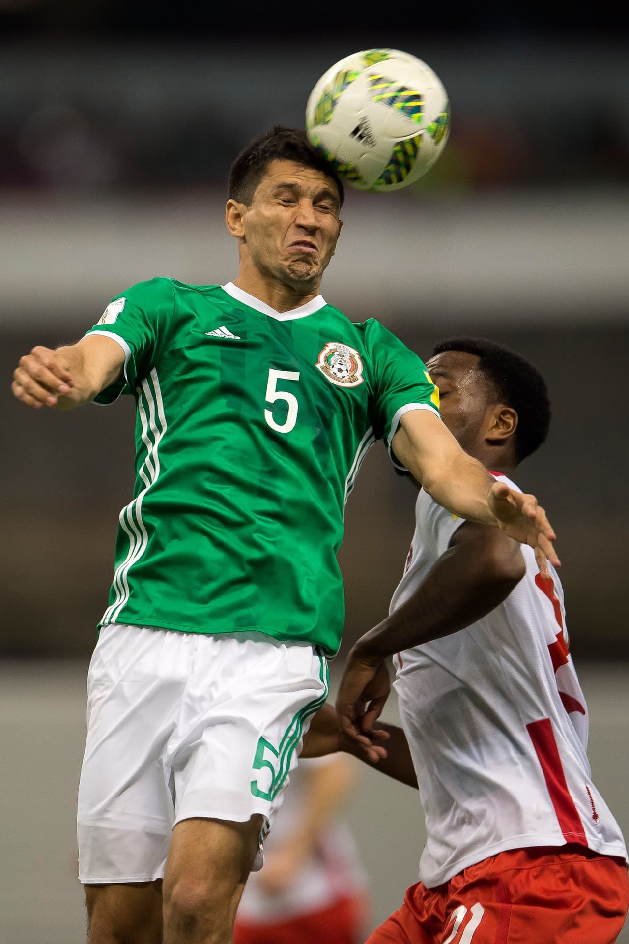 7 - Jesús Molina - Se mostró con fortaleza y fuelle en el medio campo mexicano. Contuvo a los canadienses y lanzó al Tri desde ahí.