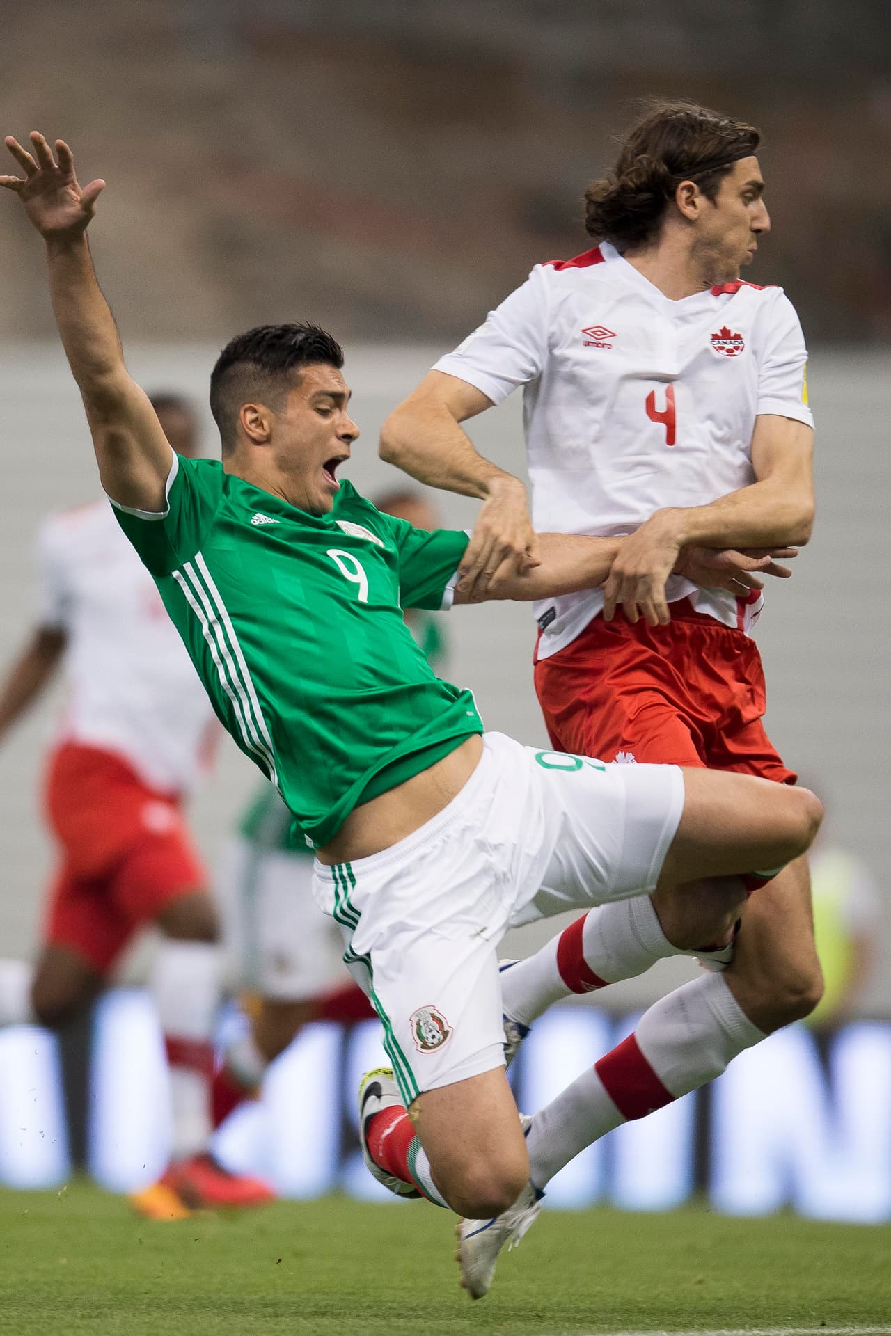 6 - Raúl Alonso Jiménez -Un tanto inexacto en su juego, corrió la milla tratando de defender desde la delantera, pero no parece cómodo cuando recibe el esférico y no define con precisión. Falló un par de chances claras.
