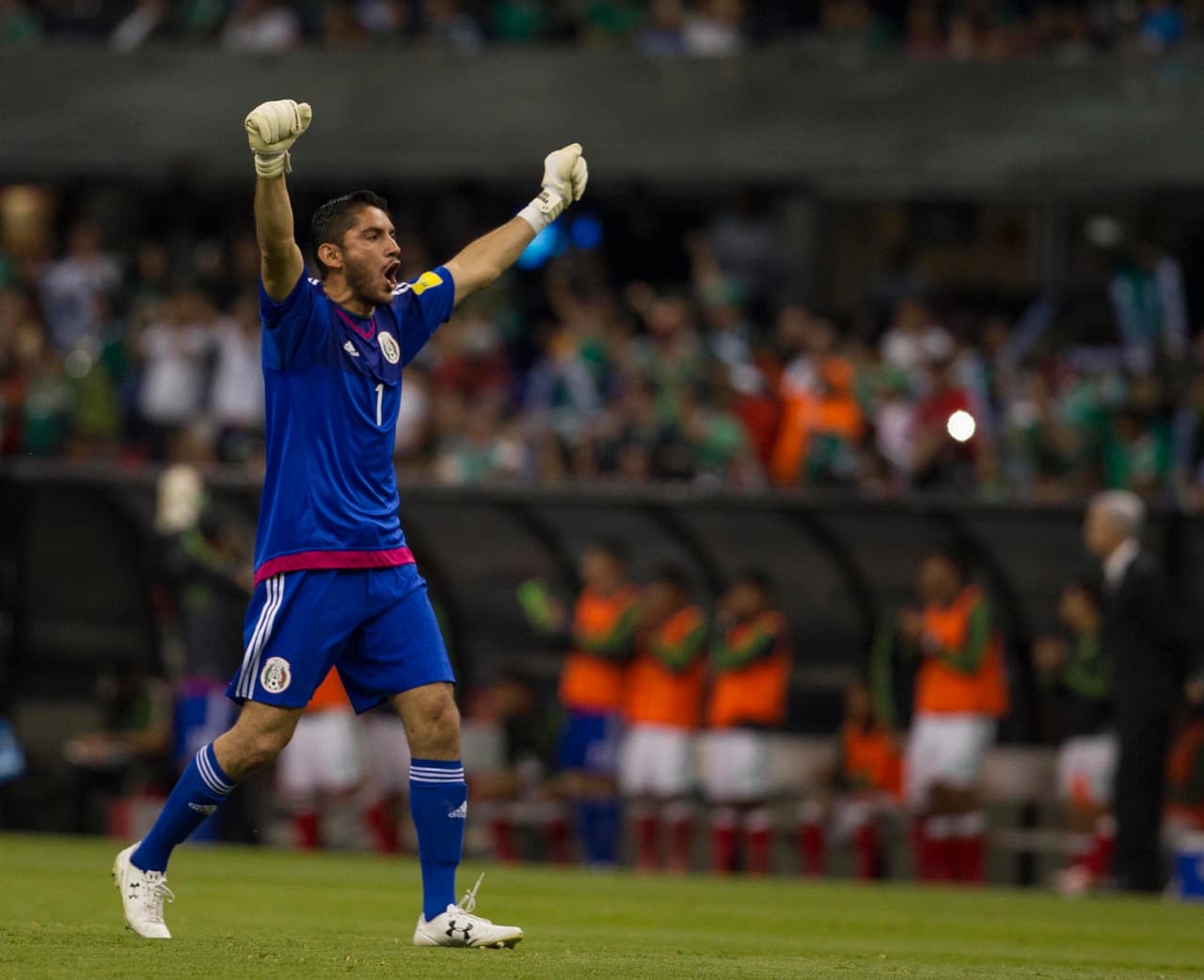 7 - Jesús Corona - Vivió un partido casi contemplativo, sin embargo cuando fue requerido estuvo atento y brindó seguridad al cuadro bajo. Canadá tuvo su primer arribo de peligro a los 30 minutos y de ahí el arquero pasó una noche tranquila.