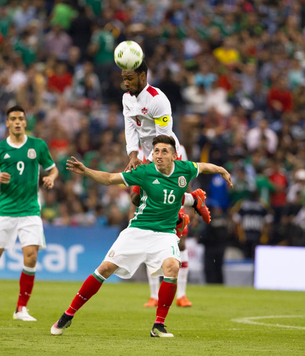 7 - Héctor Herrera - Es el hombre del fútbol en el medio campo del Tri. Construyó al mismo nivel que destruyó y lo hizo siempre con atingencia. Osorio sólo le dejó 62 minutos en el campo, suficientes para enseñar su calidad.
