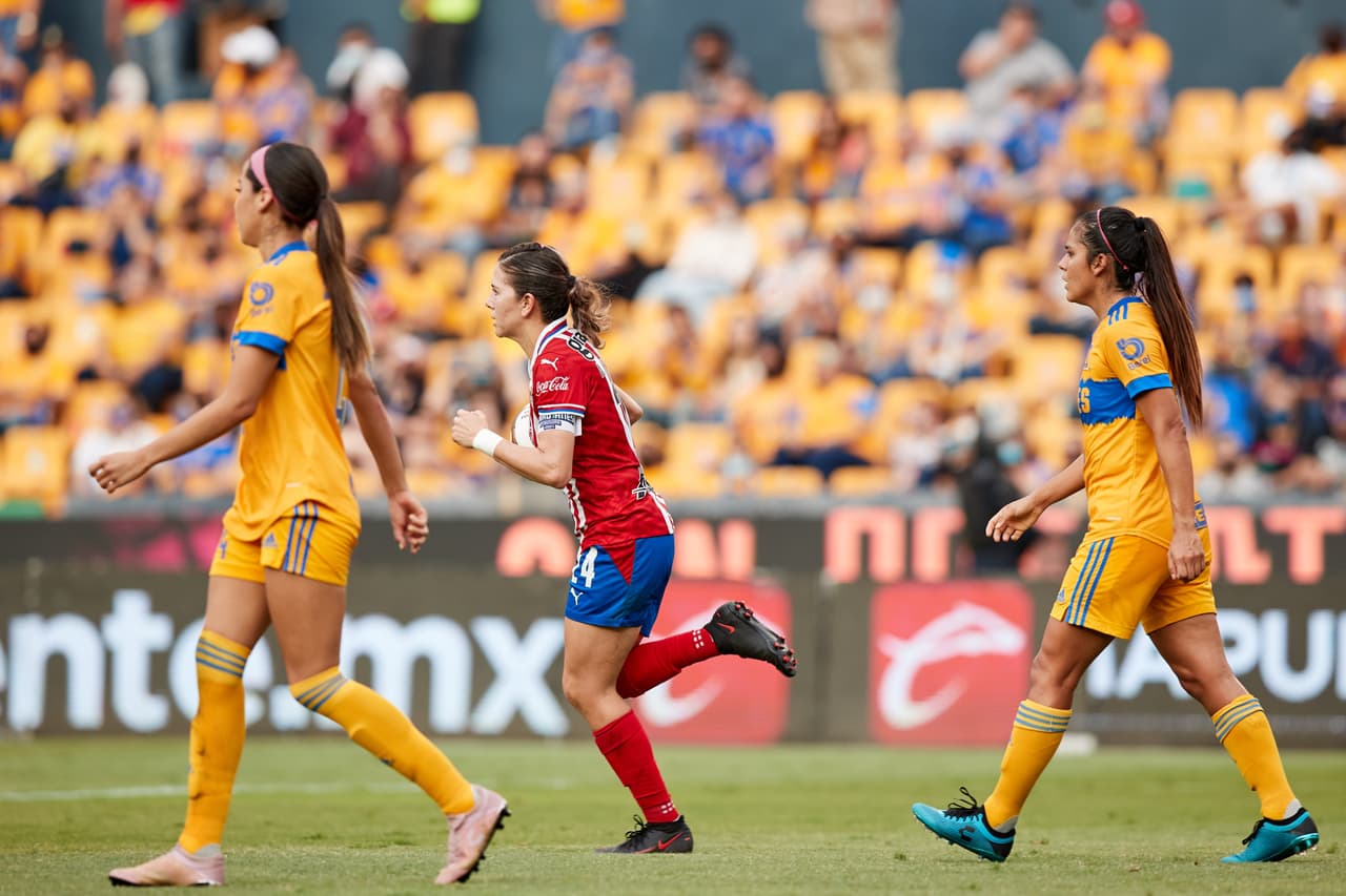 Tigres no dio oportunidad a las Chivas para reaccionar y con un contundente triunfo en la vuelta consiguió el bicampeonato.