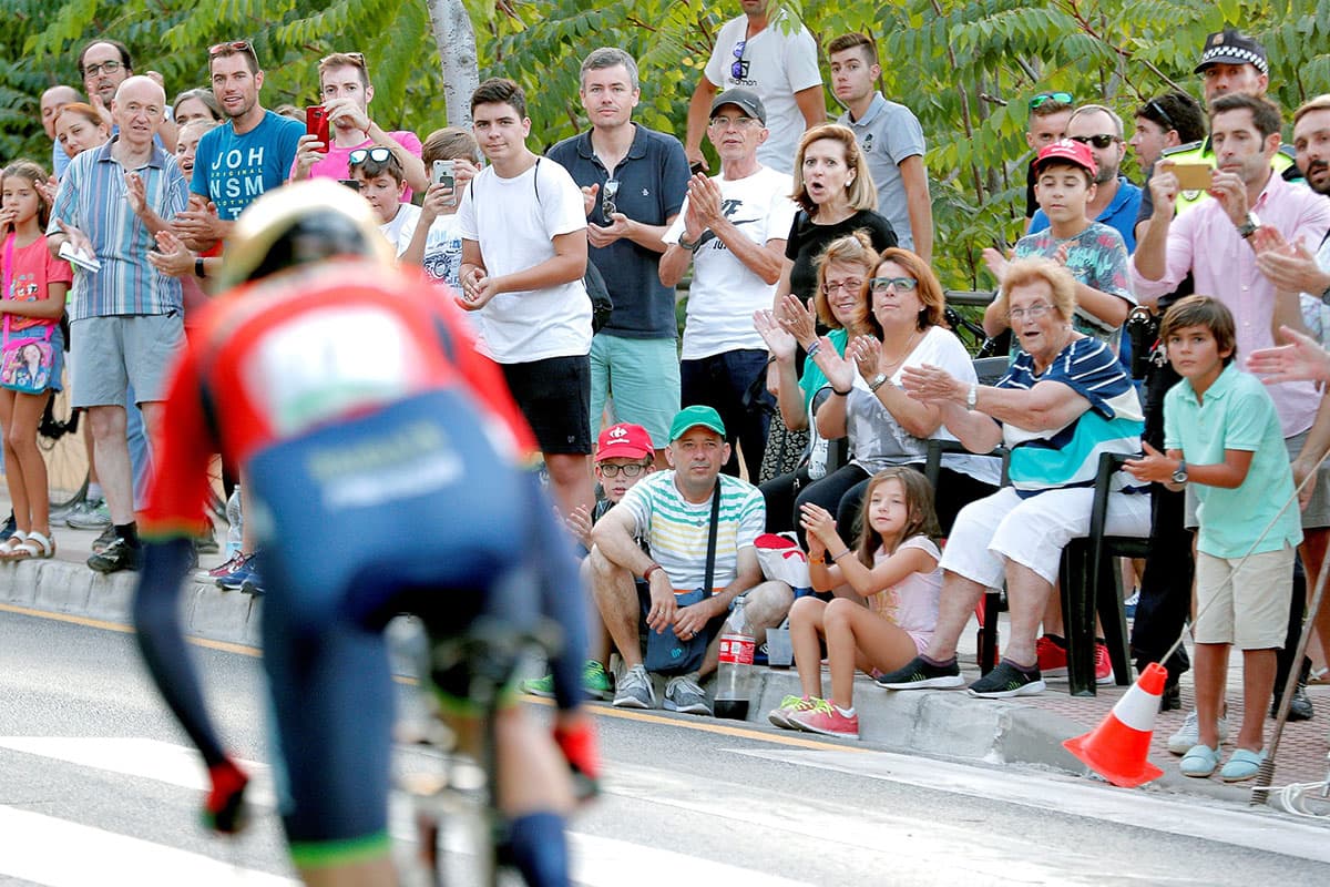 El público acompañó a los ciclistas en el breve recorrido por las calles de Málaga.