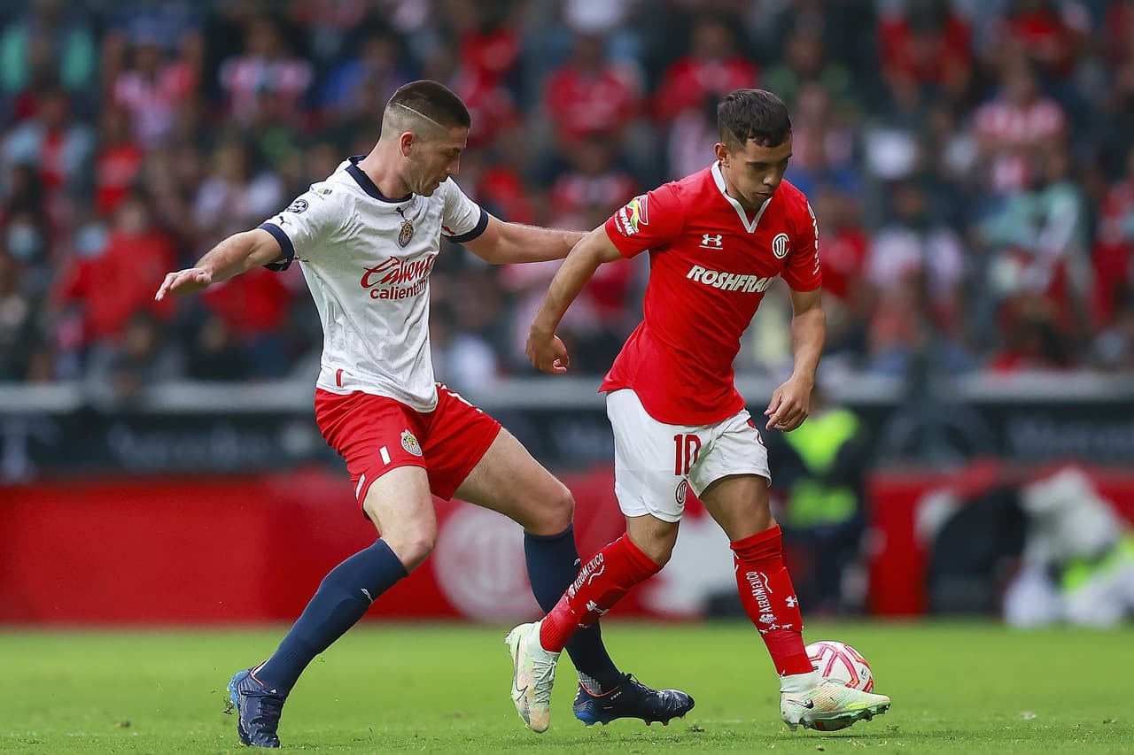 Toluca y las Chivas dividen puntos en un partido con emociones y polémica arbitral.
