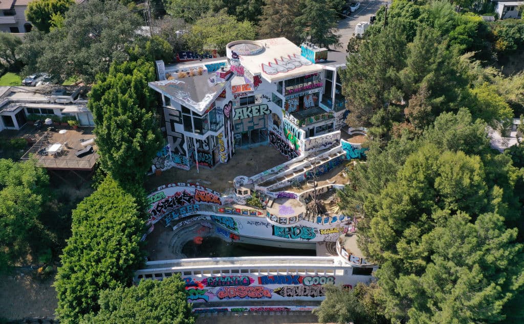 <b>John Powers Middleton </b>trabaja como productor de cine, con algunos éxitos entre sus créditos. Sin embargo, a pesar de ser una persona tan pública, las autoridades en Los Ángeles no han logrado obtener una respuesta sobre la mansión del conflicto en Hollywood Hills.