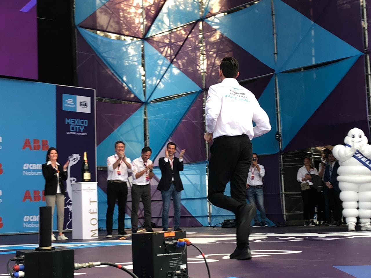Con el último voltio de su batería arrebató la bandera de cuadros en el Autódromo Hermanos Rodríguez.