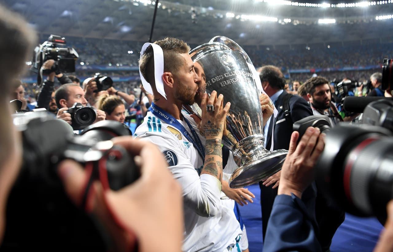 El típico beso al trofeo, que sella, que confirma la posesión de la preciada pieza y que marca el fin de un objetivo alcanzado. Pareciera que fuera la primera y no la cuarta para él.