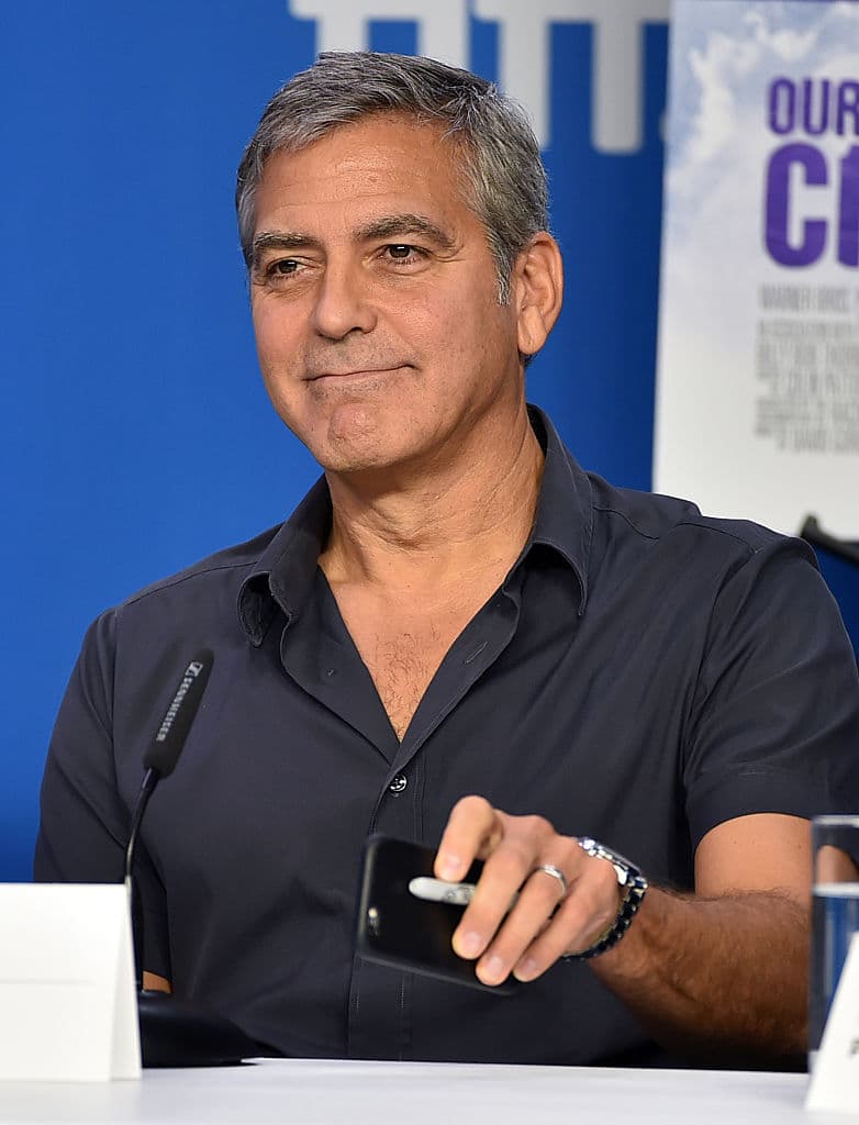 La misión exterior parecía rutinaria, pero una lluvia de basura espacial les alcanza y se produce el desastre: el satélite y parte de la nave quedan destrozados, dejando a Ryan y Matt completamente solos, momento a partir del cual intentarán por todos los medios buscar una solución para volver a la Tierra.
<br>