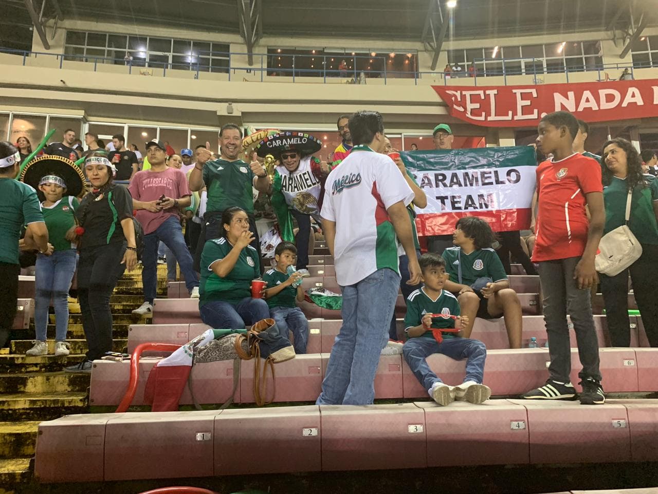 Con la noche encima y la gente llegando al estadio, la ciudad de Panamá esta lista para el Panamá vs México.