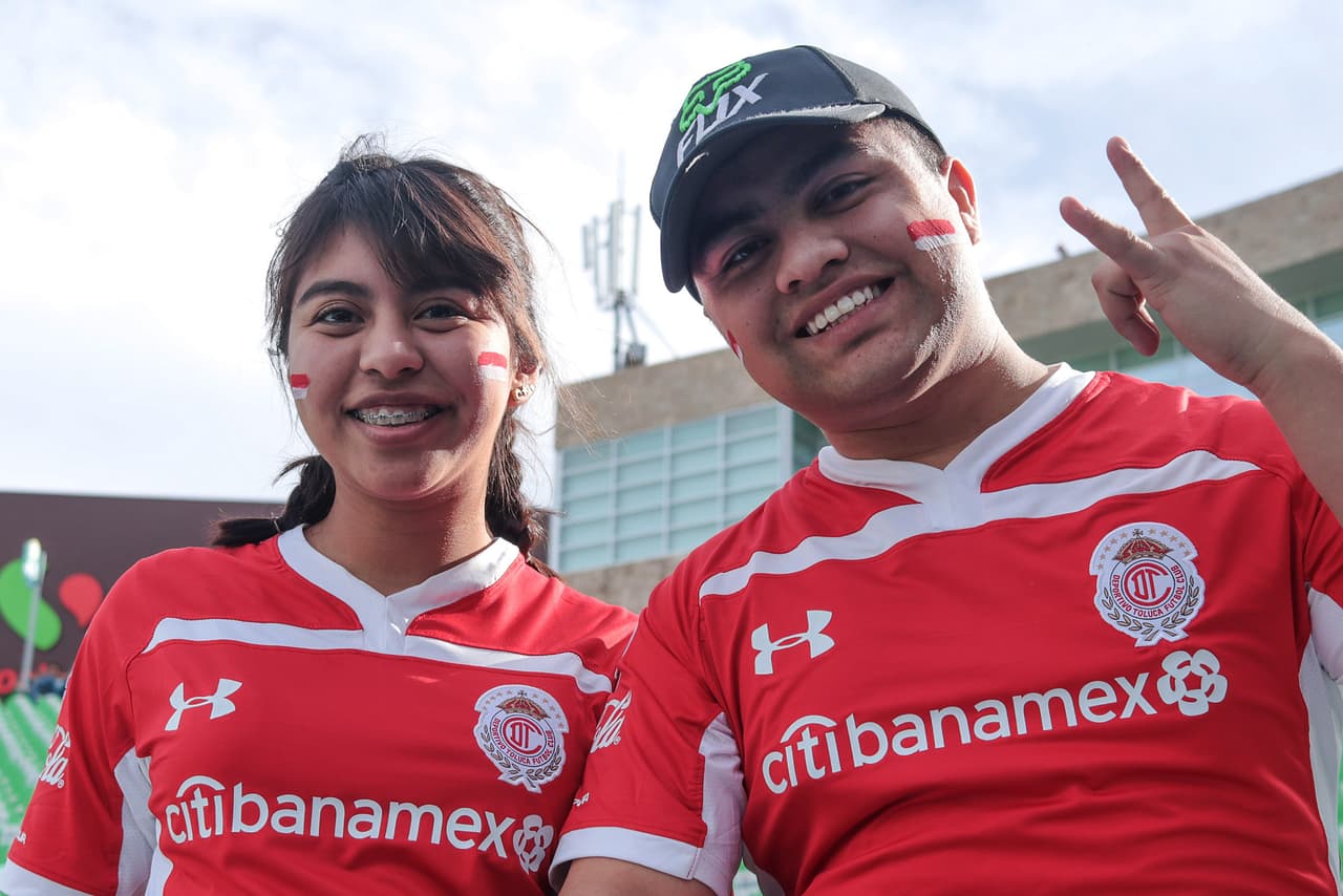 Los fanáticos se alistan en el Estadio Corona para vivir el duelo entre Santos y Toluca por la 
<a href="https://www.univision.com/deportes/futbol/liga-mx/*">Liga MX</a>.