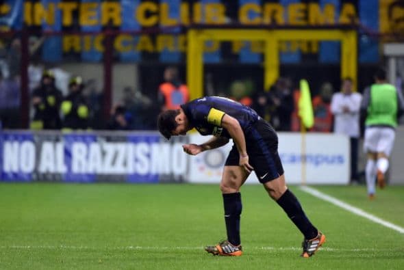 Momento en el que entra al campo por última vez en partido oficial. Tocó la grama y se persignó.