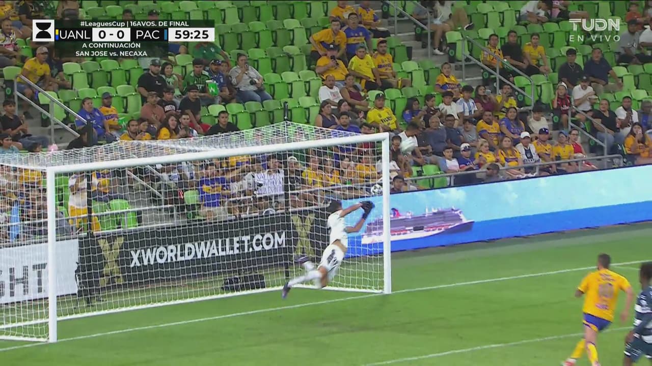 ¡Carlos Moreno ve de lejos el balón de Herrera y atina muy bien a detenerlo!