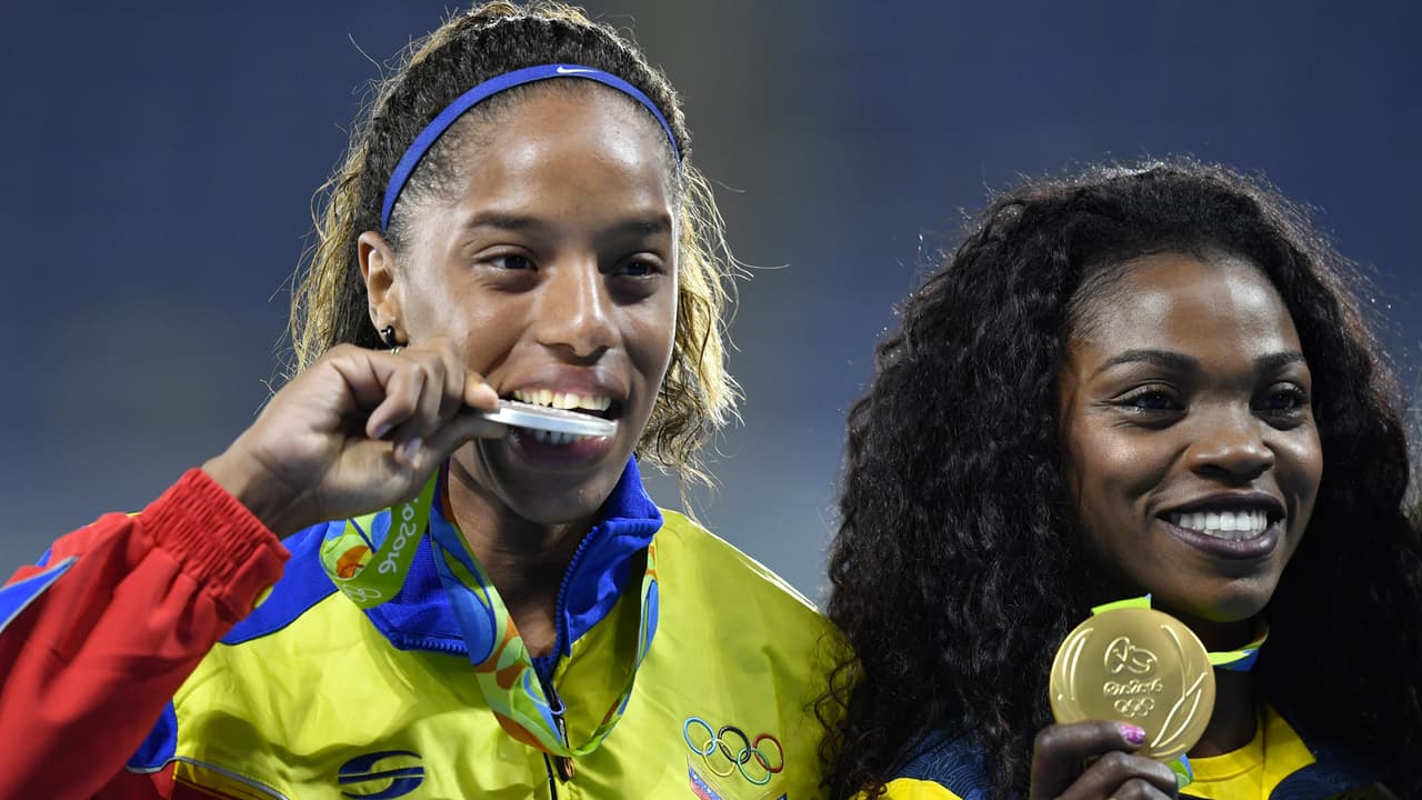 Yulimar Rojas (izq.) y Caterine Ibargüen en el podio de Río 2016.