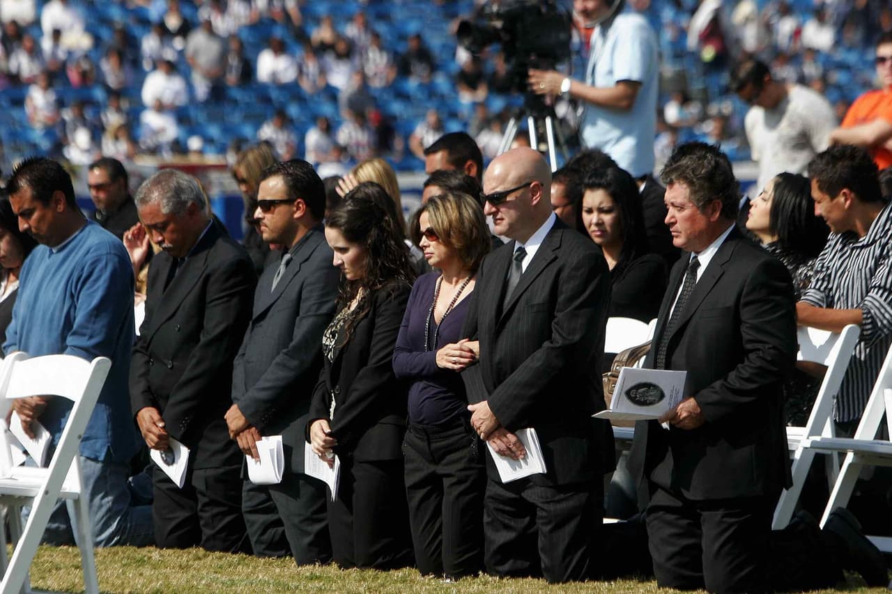 La tristeza alrededor del mundo se presentó con el anuncio de fallecimiento de De Nigris a sus 31 años en Grecia por un mal cardíaco el 16 de noviembre de 2009. Monterrey le rindió homenaje póstumo.