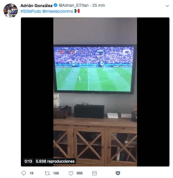 El gran pelotero mexicano, por ahora sin equipo, tristemente, Adrián González, manifestó su apoyo a la selección. También ha defendido a la de beisbol.