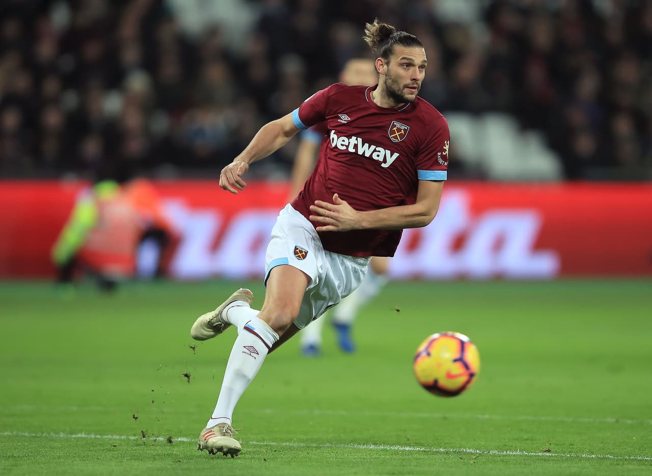 El gigantón había quedado libre del West Ham donde era compañero de Chicharito. Había pasado también por el Liverpool, donde llegó por 40 millones de euros.