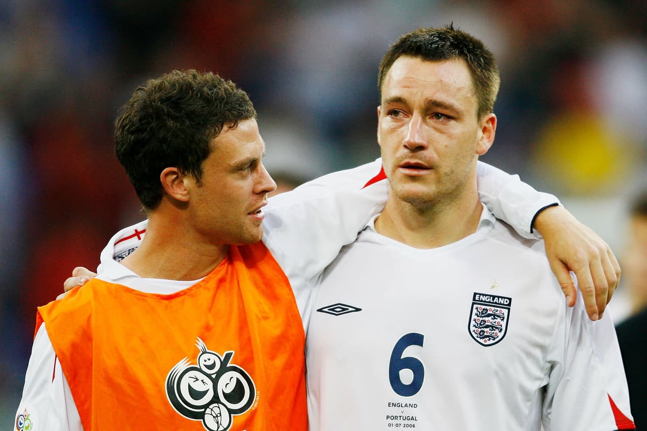 John Terry y Wayne Bridge terminaron muy mal lo que era una gran amistad. La razón fue que el primero tuvo una relación con la esposa del segundo, muy a pesar de haber compartido vestuario en Chelsea y en la Selección de Inglaterra.
<br>