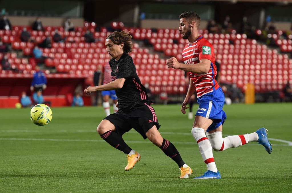 El Real Madid muestra su poderío y con los goles de Luka Modric, Rodrygo, Ávaro Odriozola y Karim Benzema, el Real Madrid golea 1-4 al Granada y aprietan al Atlético de Madrid en la pelea por el título de La Liga.