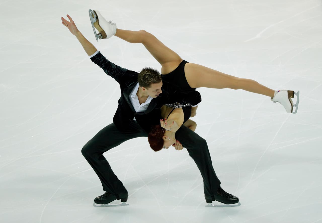 La presencia escénica y la capacidad física de las patinadoras es clave durante los ejercicios en pareja. Es allí donde la exigencia se hace mayor para lograr que con la fuerza y coordinación con sus compañeros se logren presentaciones espectaculares.