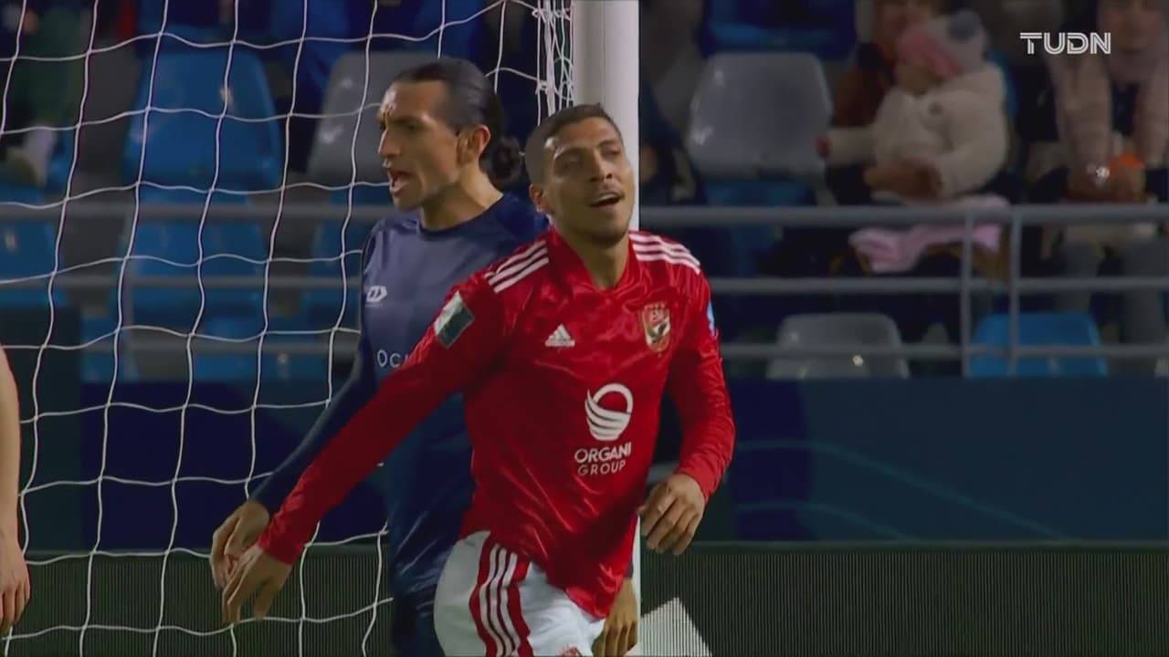 ¡Le falta puntería! Mohamed Sherif le pega muy desviado