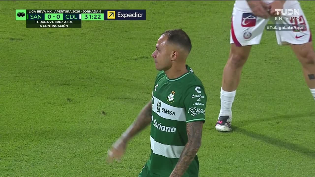 ¡TIRO ATAJADO! disparo por Jordán Carrillo.