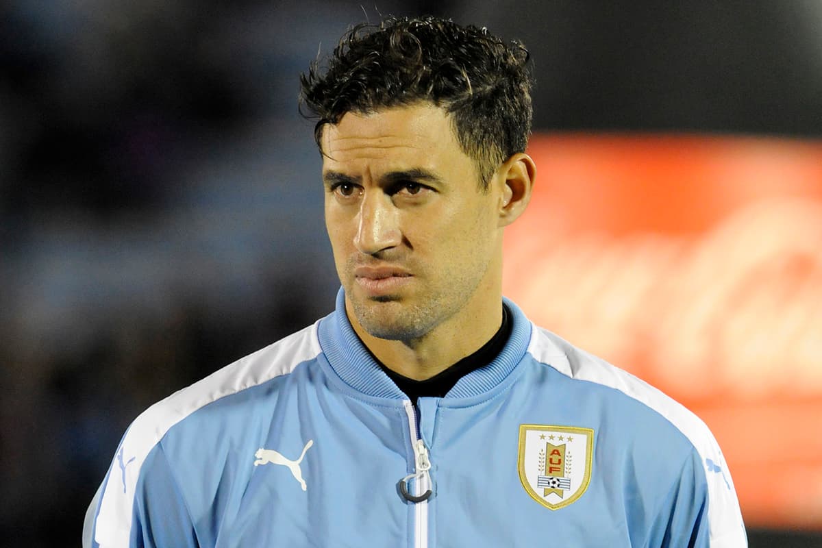 Martín Silva (arquero), 35 años. En caso que no pueda atajar Muslera, Silva es la mejor opción. Arquero titular del Vasco da Gama de Brasil y parte del proceso uruguayo desde las fuerzas básicas.