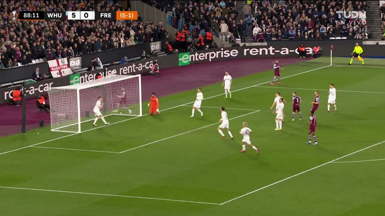 ¡TIRO ATAJADO! disparo por James Ward-Prowse.