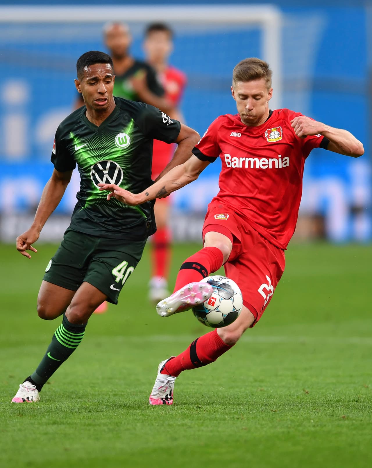 Mitchell Weiser debe frenarse para descargar con sus compañeros ante la presión de Joao Victor.