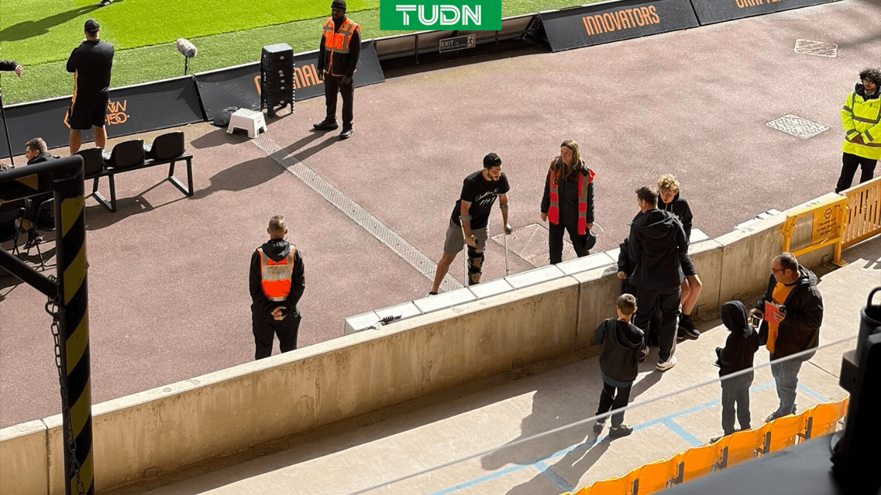 Raúl Jiménez reaparece en muletas y complace a fans de los Wolves