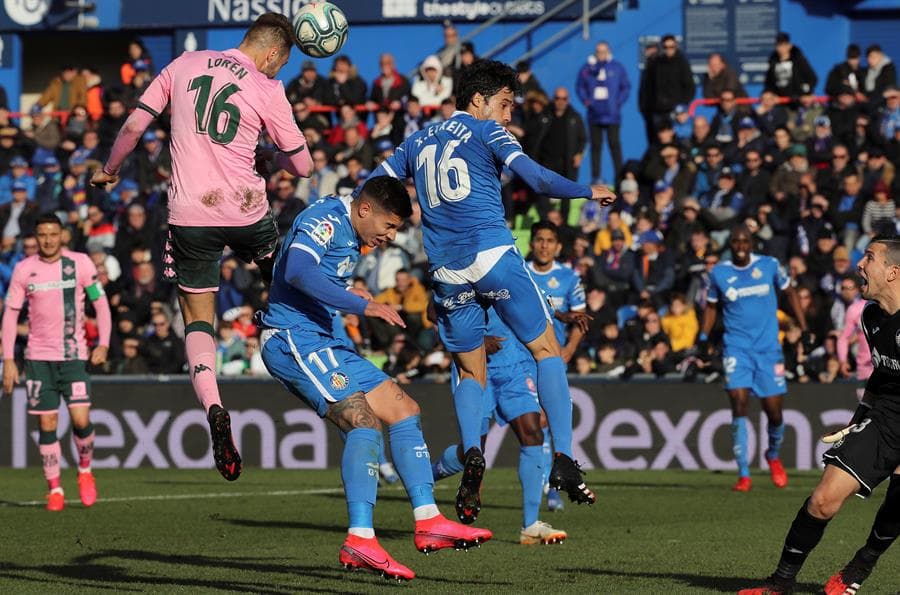El delantero Loren Morón del Real Betis cerca de anotar en el partido ante el Getafe.