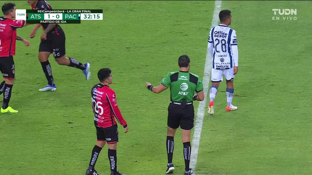 ¡TIRO ATAJADO! disparo por Julián Quiñones.