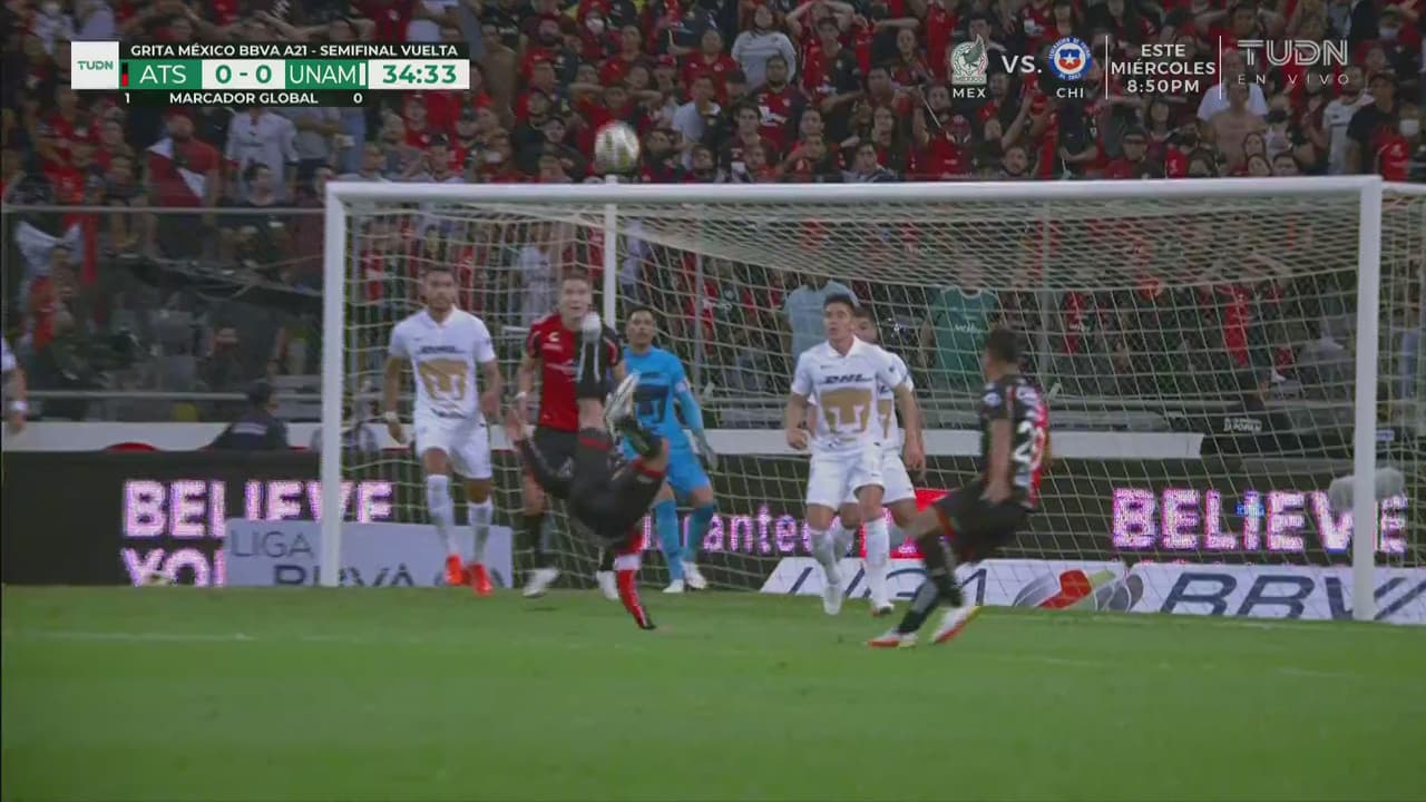 ¡Talavera evita el gol de Reyes y luego Rocha se inventa una chilena!