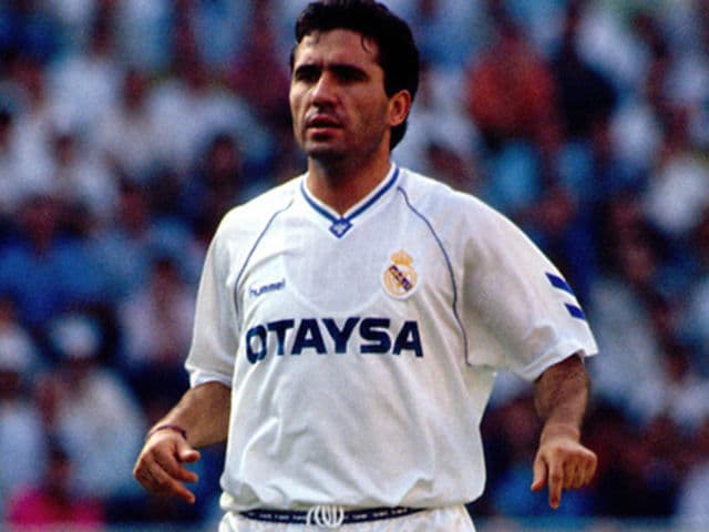 Y aquí tenemos al gran Hagi con la playera del Real Madrid también.