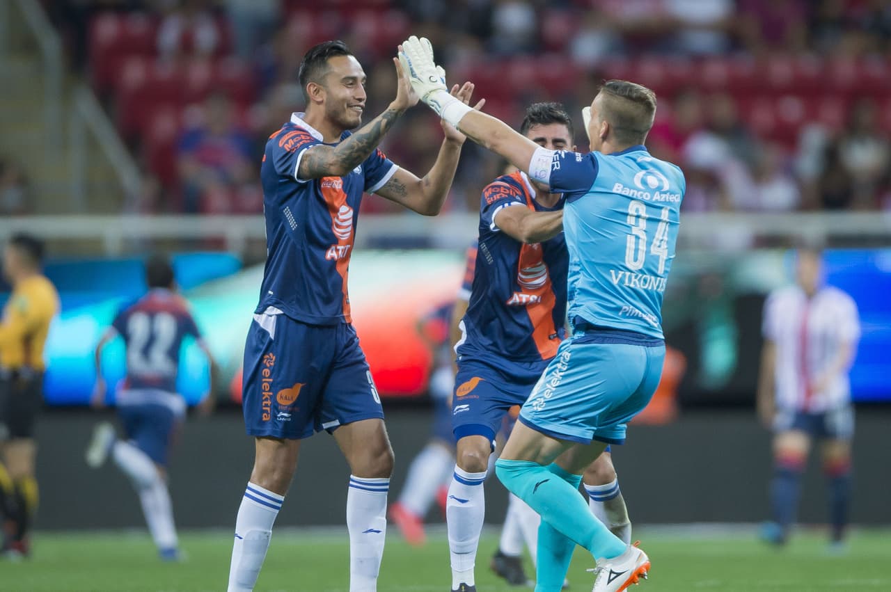 La jugada del tercer gol la inició el arquero de Puebla Nicolás Vikonis (derecha), el balón lo cabeceó Lucas Cavallini y terminó en el gol de Alustiza.