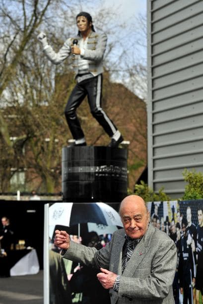 La estatua iba a ser colocada originalmente en las afueras de la tienda por departamentos Harrods, pero esos planes fueron descartados cuando Al Fayed vendió el negocio el año pasado.