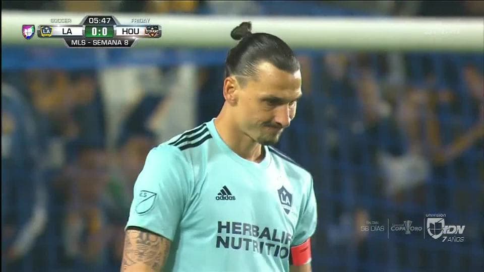 Tiro desviado de Zlatan Ibrahimovic