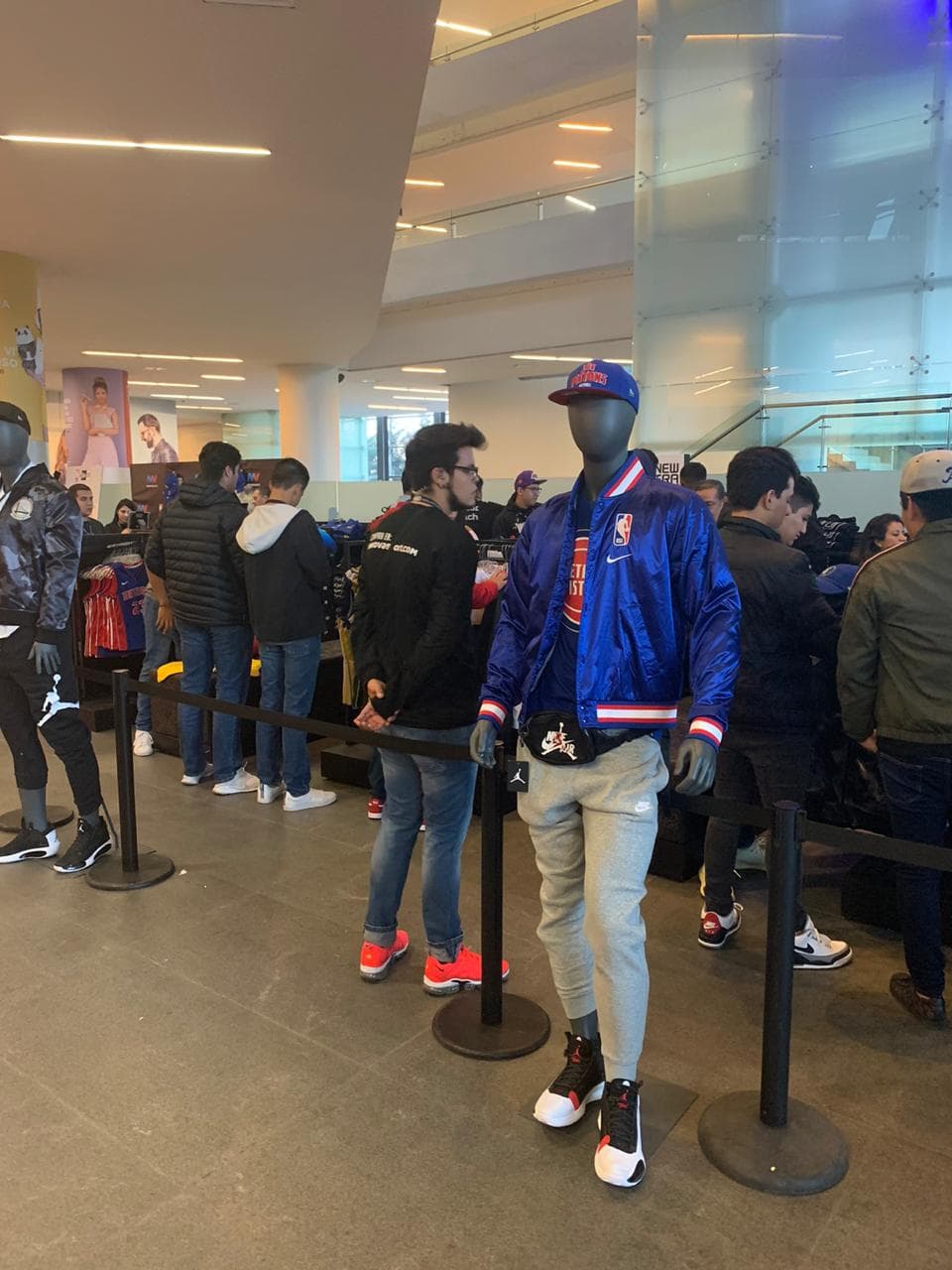 Con diversas actividades dentro de la Arena México, la afición ya calienta para el juego entre Pistons y Mavericks.