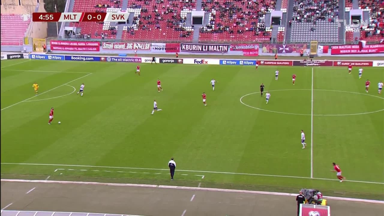 ¡GOL!  anota para Eslovaquia. Albert Rusnák