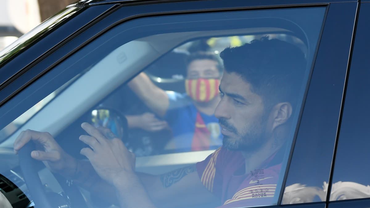 Luis Suárez abandonó entre lágrimas la sede del Barcelona