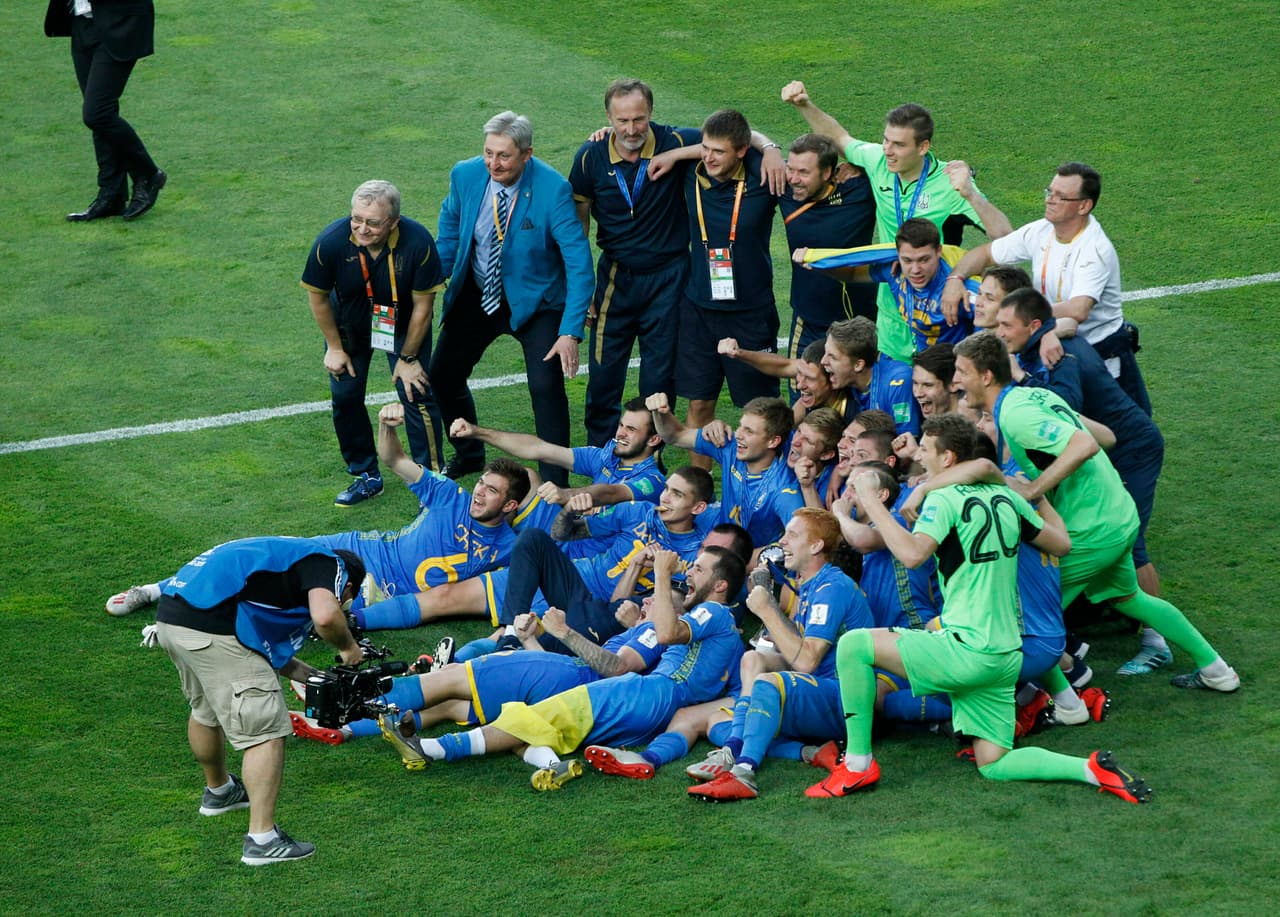 A pesar de la tristeza de los surcoreanos, la selección de Ucrania vivió un momento de suma alegría cuando su capitán Valerii Bondar levantó la Copa del Mundo Sub-20 que consiguieron tras vencer en la Final por 3-1 en Lodz.