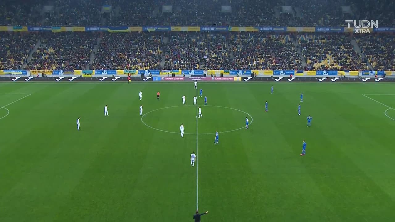 Arranca el partido y la pelota está en juego.